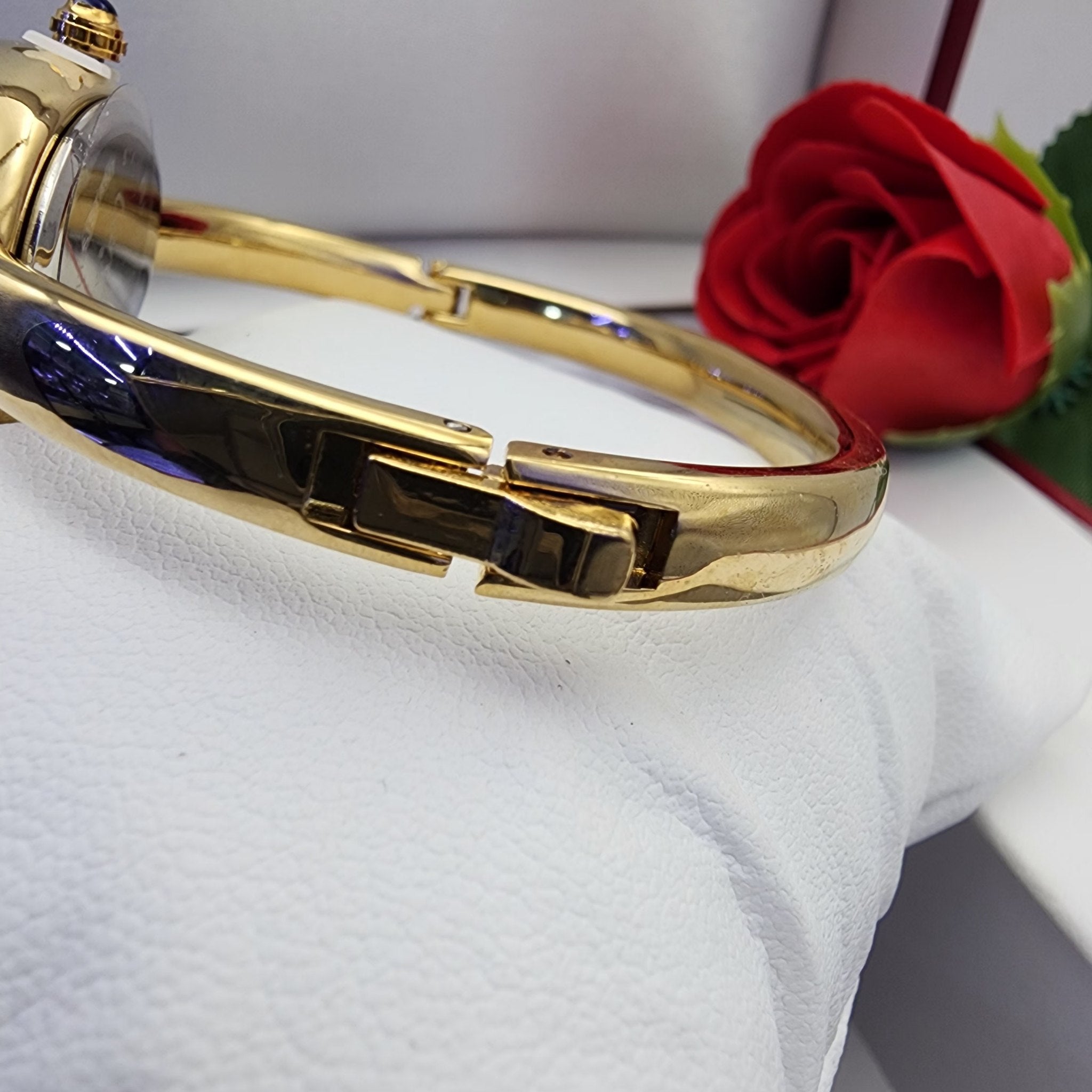 عرض الأناقة الخالدة: باك ساعة وسوار